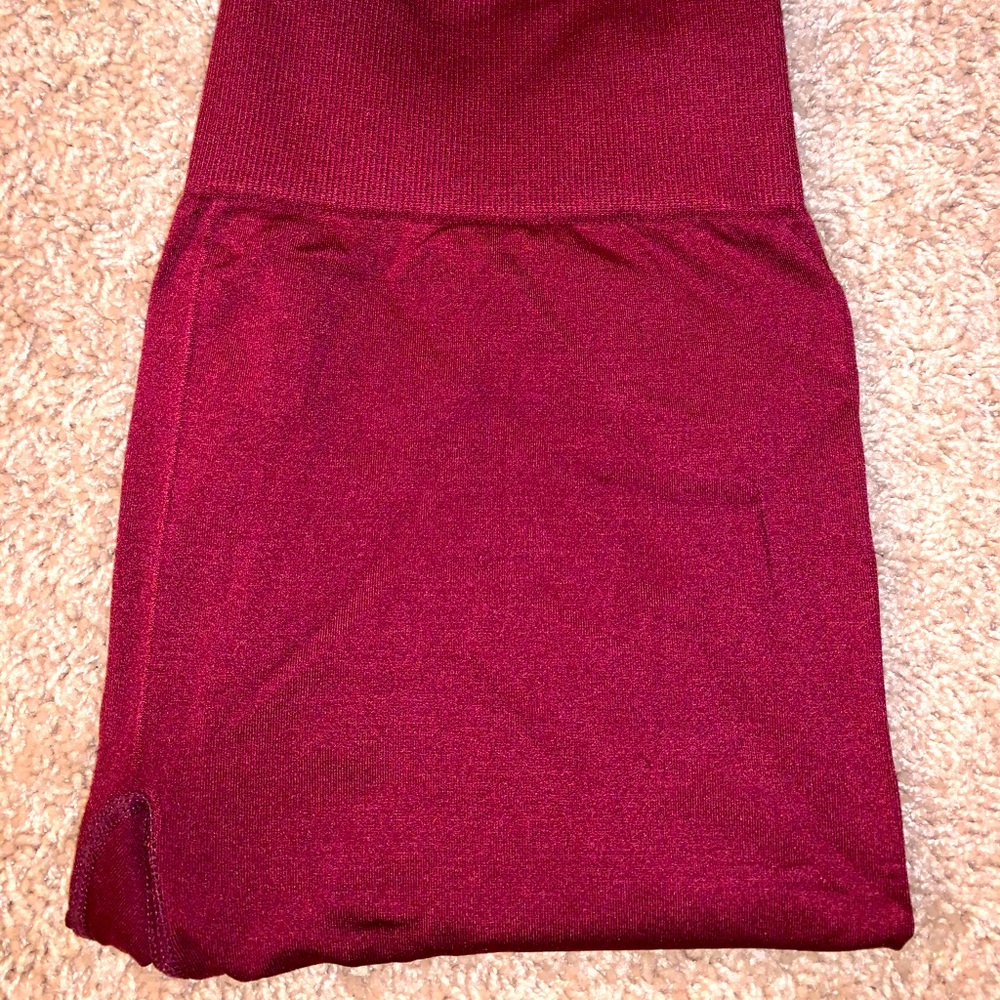 Seamless Fabletics Burgundy Leggings, small